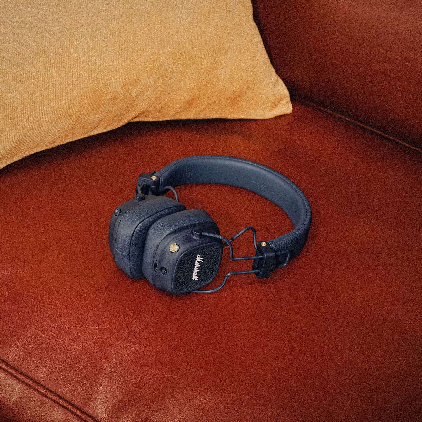 Marshall MAJOR V Wireless on-ear headphones with 100+ hours of playtime Blue